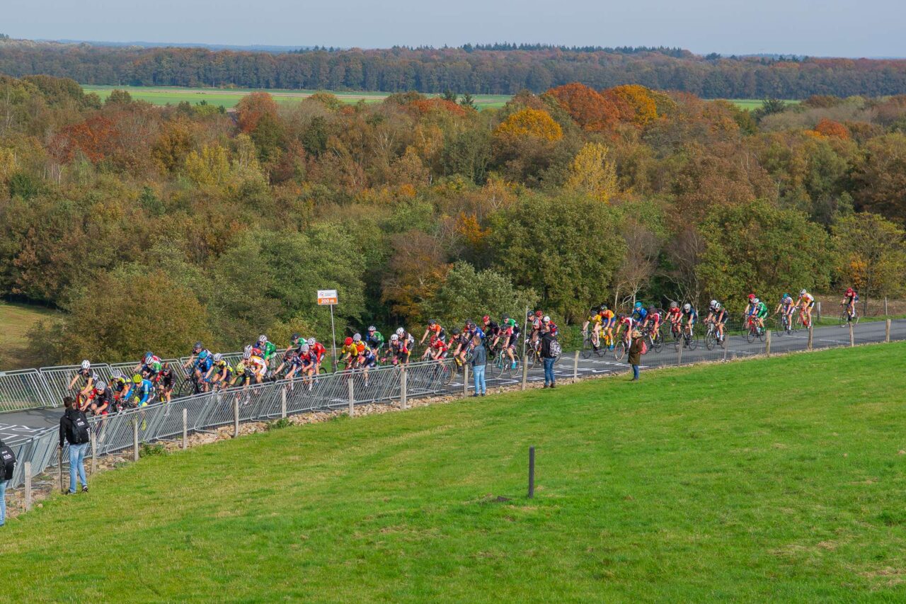 Herfstkleuren tijdens het NK wielrennen voor de belofte