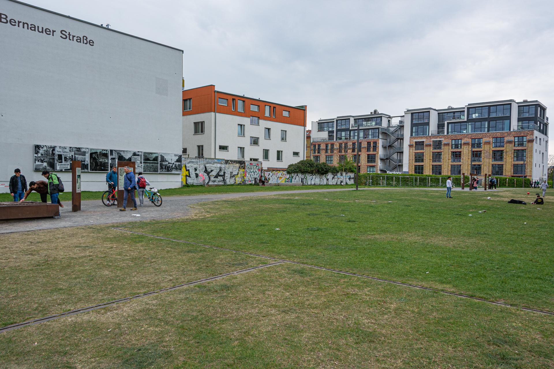 Fietsen langs de muur Bernauer Straße