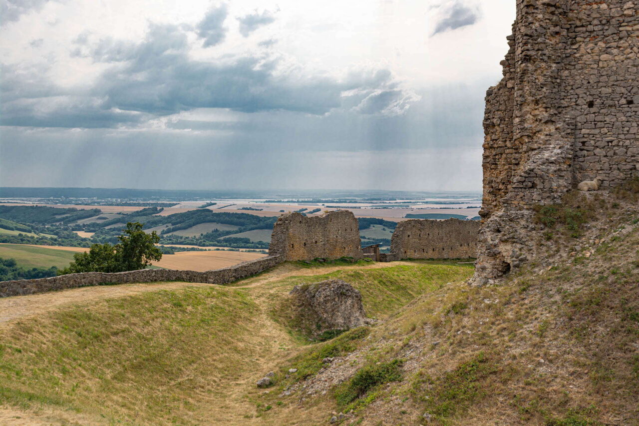 Ruïne fort met uitzicht en schaap