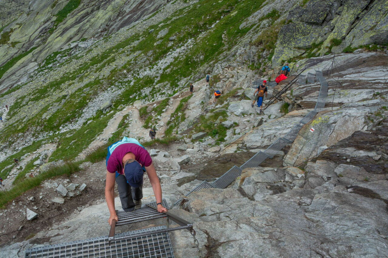 Trappen en ladders omhoog naar de hut