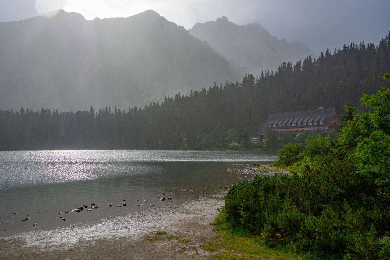 Tegenlicht bij Popradské Pleso in de Hoge Tatra