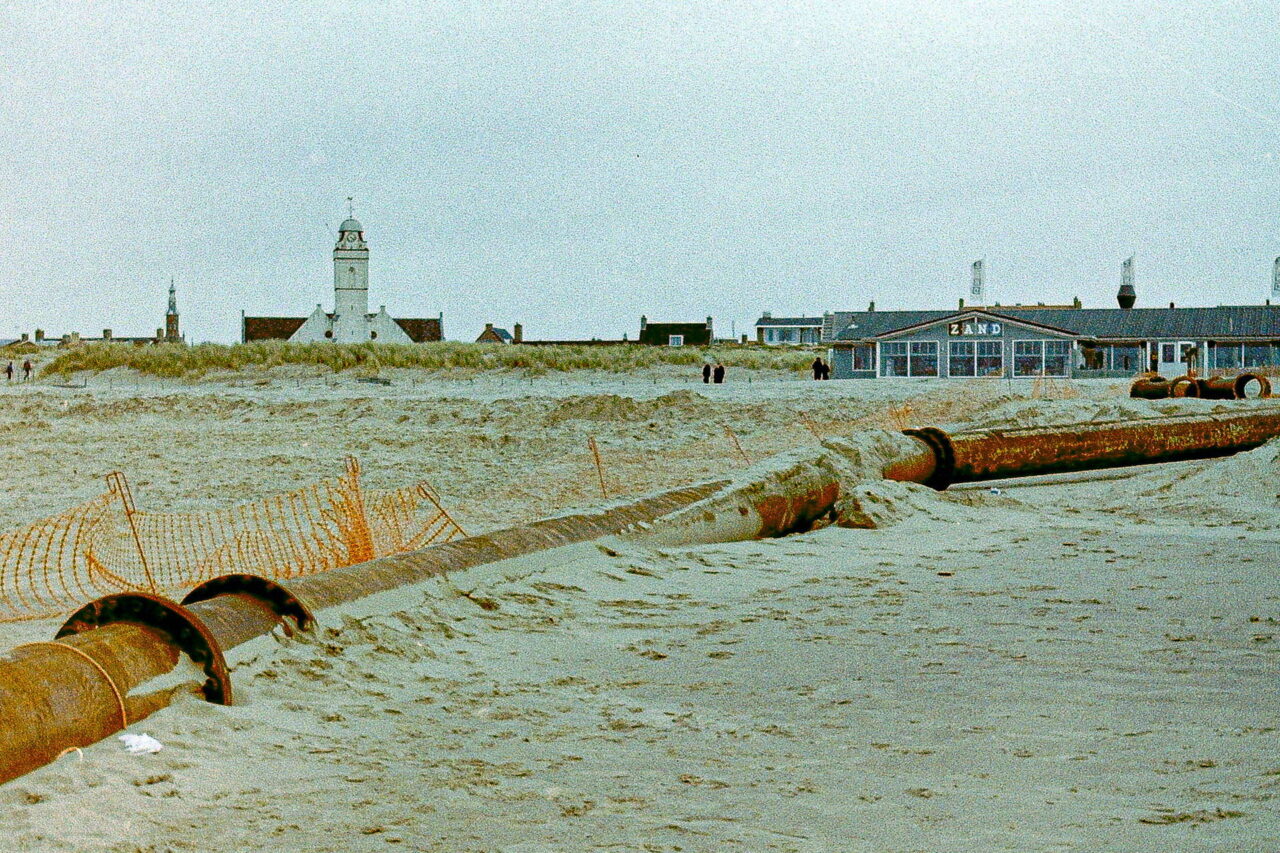 Meer zand op het strand in Katwijk