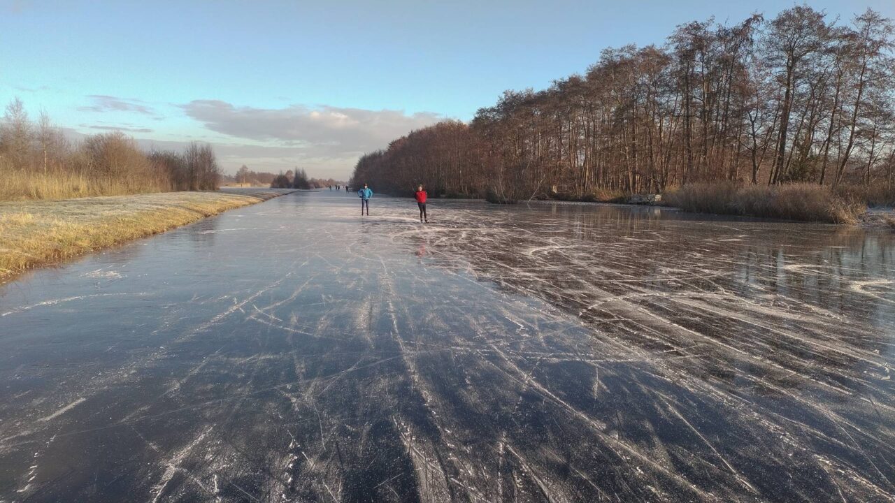 Witte strepen en zwart ijs