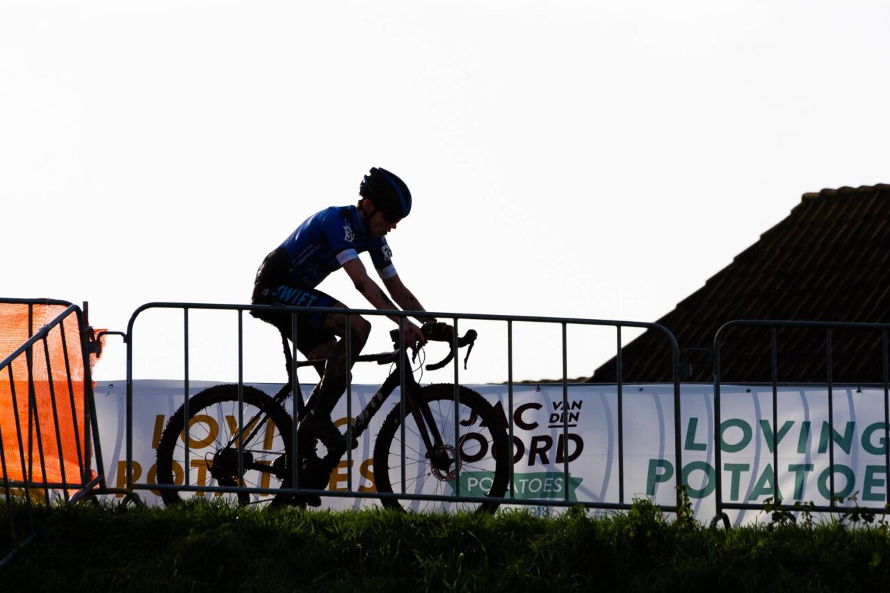 Fietser silhouet op de Waal dijk