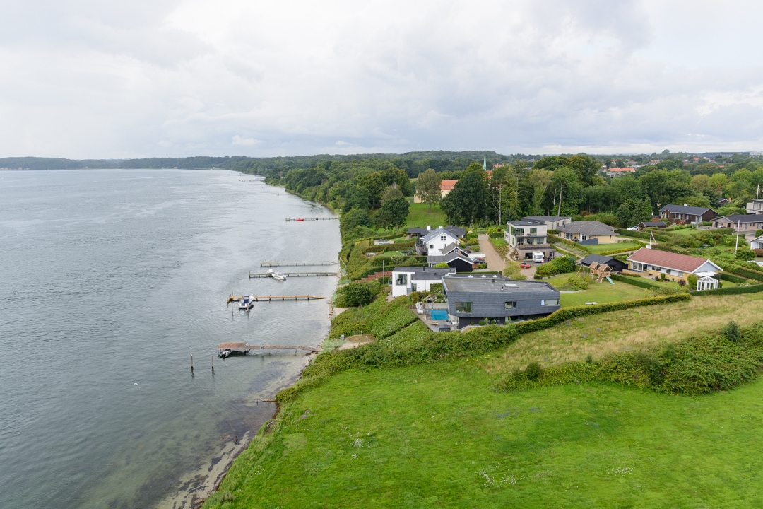 Huizen en steigers aan zee