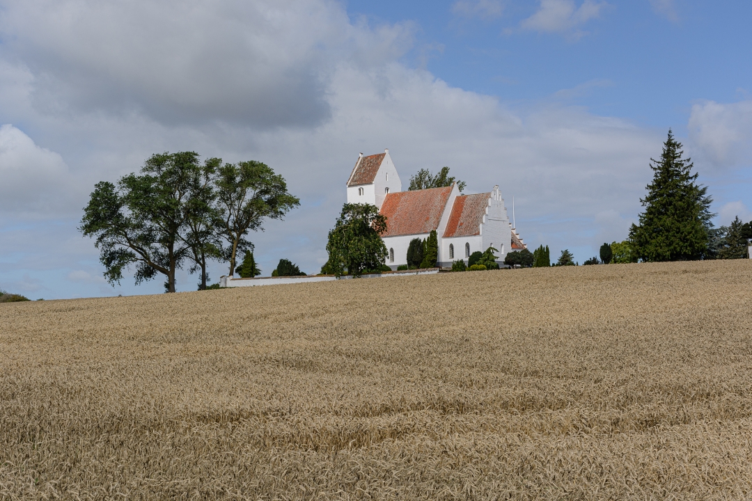 Witte Deense kerk op de heuveltop