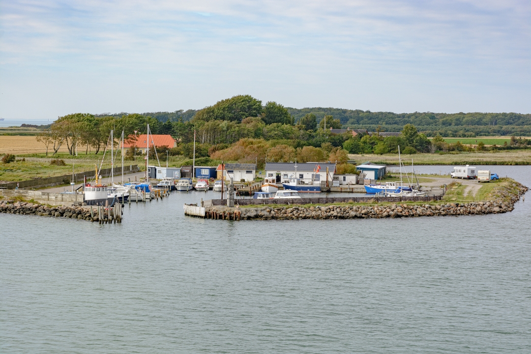 Kleine jachthaven aan de Oostzee