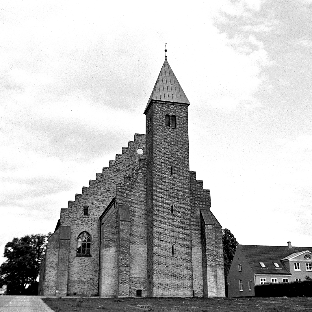 Kerktoren in zwartwit