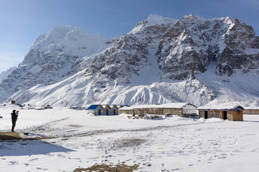 Sneeuw en zon in Lhonak